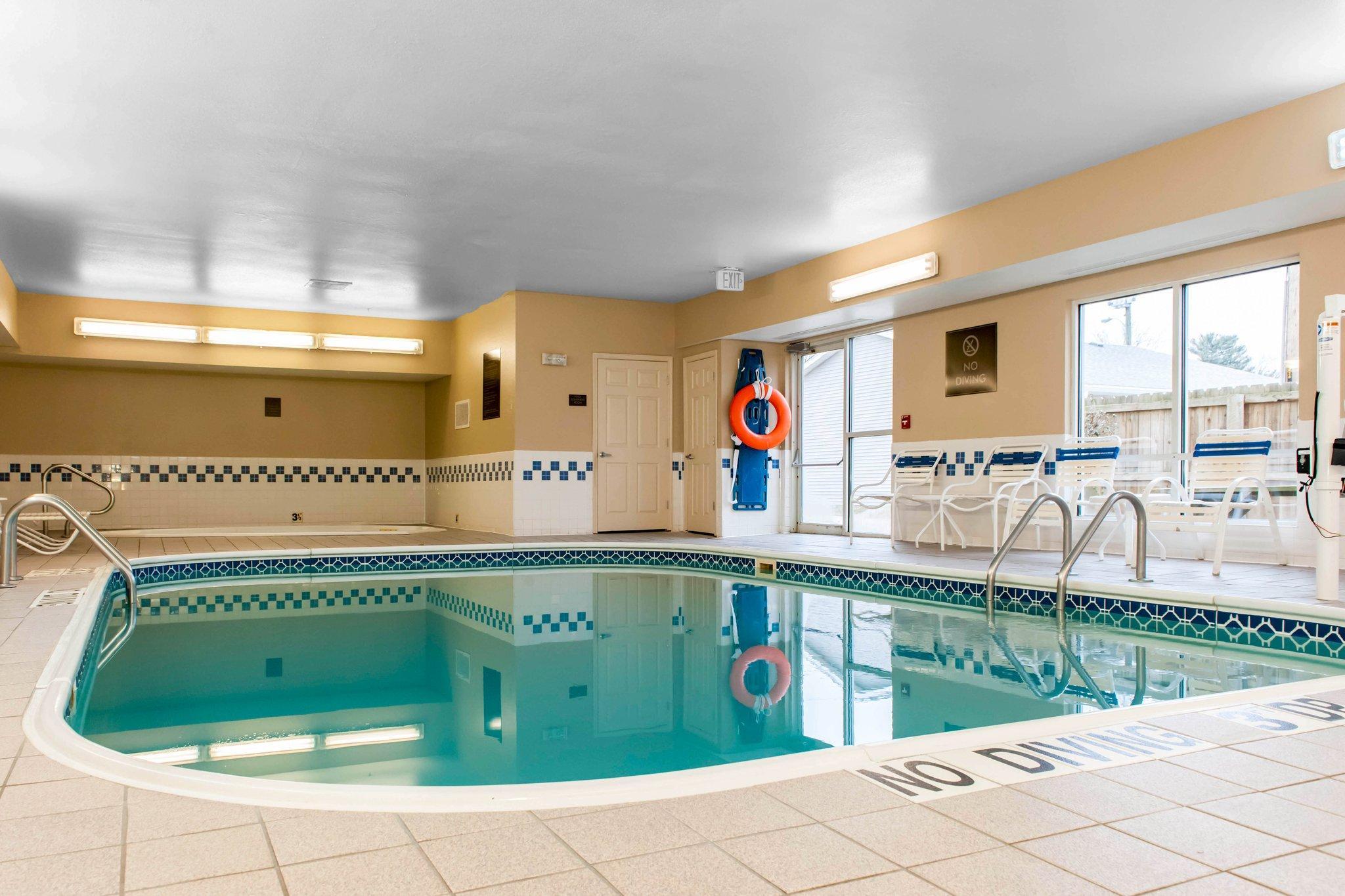 Comfort Suites Terre Haute University Area Exterior foto