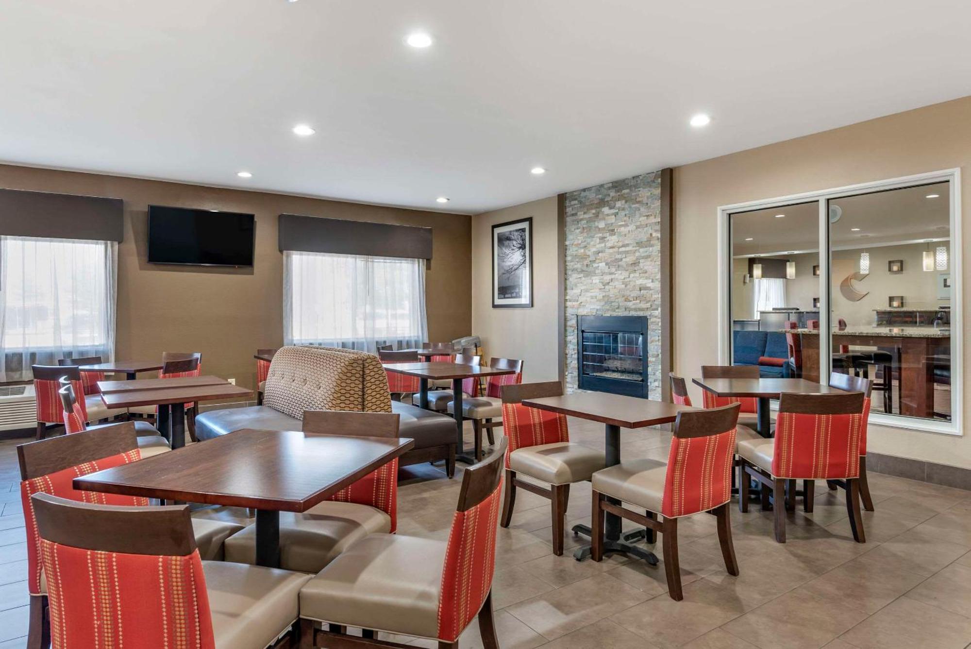 Comfort Suites Terre Haute University Area Exterior foto