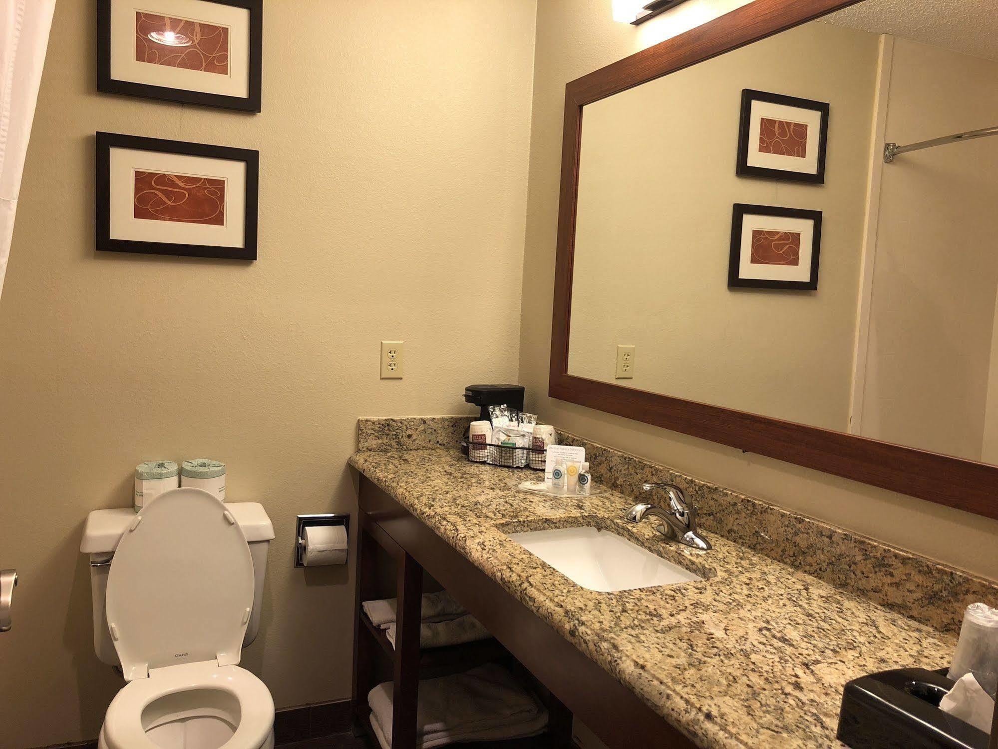 Comfort Suites Terre Haute University Area Exterior foto
